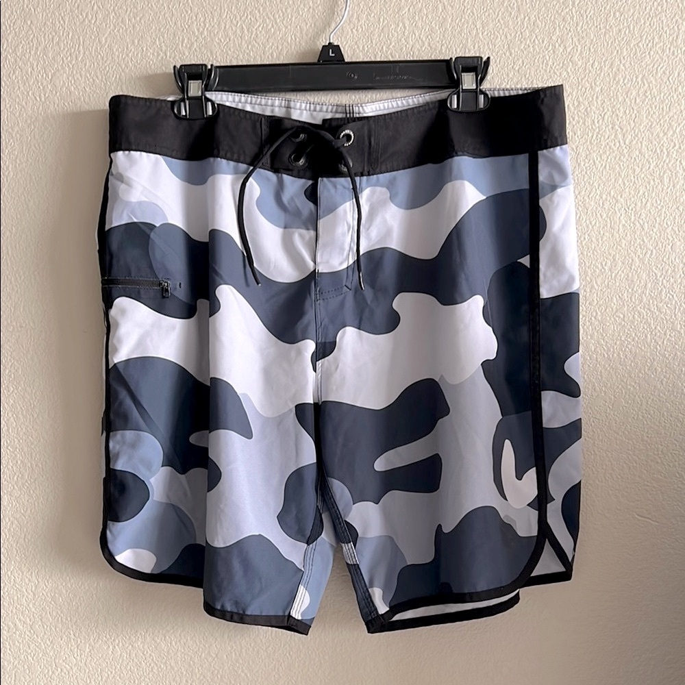 FREE w/ 🌻3/$25 bundle - Men's Black and Gray Camo Swim Shorts
